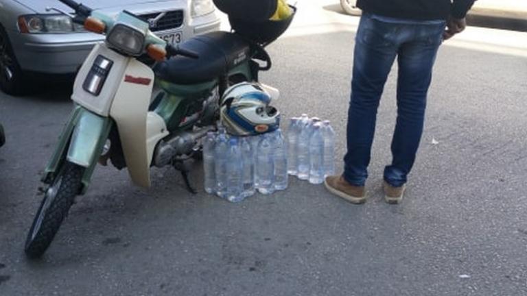 Παρατείνεται η διακοπή νερού στη Θεσσαλονίκη- Λίγο πριν την τέταρτη μέρα που οι Θεσσαλονικείς τρέχουν να γεμίσουν μπιτόνια από δημόσιες βρύσες-Εξαφανίστηκαν τα εμφιαλωμένα (ΦΩΤΟ-ΒΙΝΤΕΟ)