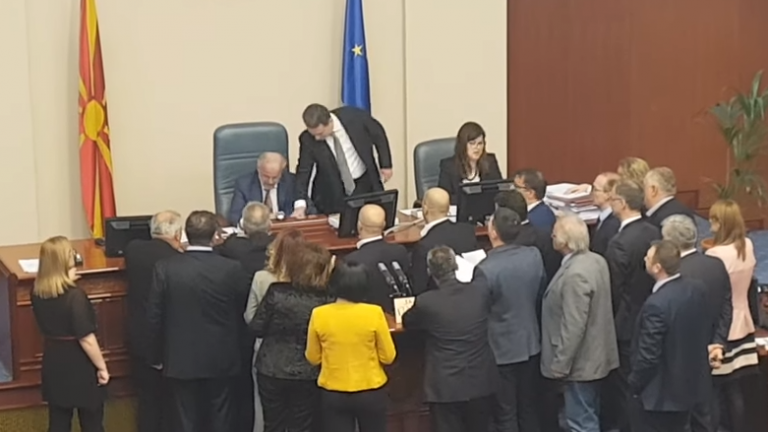 Απίστευτα σκηνικά συνέβησαν για δεύτερη συνεχόμενη φορά στην Βουλή των Σκοπίων (ΒΙΝΤΕΟ)