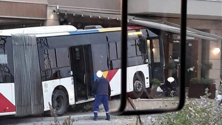 Θεσσαλονίκη: Σύγκρουση λεωφορείου του ΟΑΣΘ με ΙΧ - Τέσσερις τραυματίες 