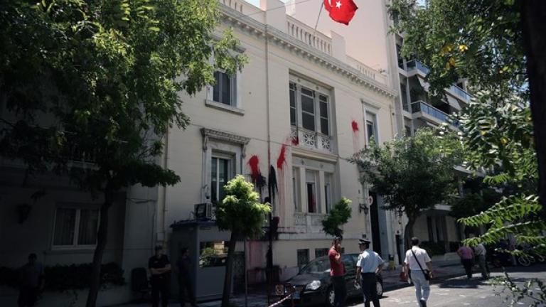 Επίθεση με μπογιές στο τουρκικό Προξενείο, στο Ψυχικό, πραγματοποίησε αργά το απόγευμα της Μ. Τετάρτης ο «Ρουβίκωνας»