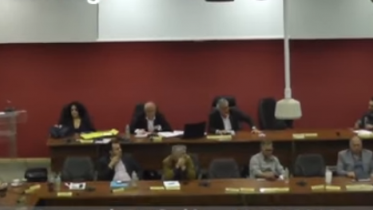Σκηνές άπειρου κάλους εκτυλίχθηκαν στο χθεσινό δημοτικό συμβούλιο στη Χαλκίδα (ΒΙΝΤΕΟ)