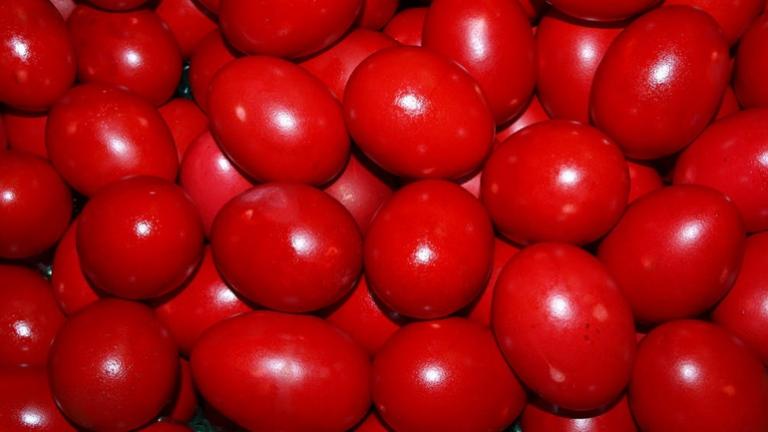 Πάσχα 2018 - Μεγάλη Πέμπτη: 5 Μυστικά για να πετύχει η βαφή στα κόκκινα αυγά
