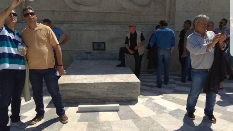 οργή στο twitterγια τον συνδικαλιστή που επέδειξε μέγιστη ασέβεια στο μνημείο του Άγνωστου Στρατιώτη