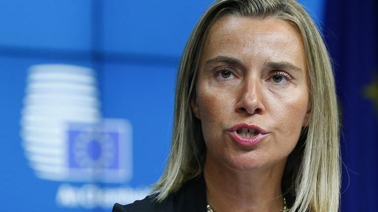 Με άλυτα τα προβλήματα με την Ελλάδα, η ΕΕ προτείνει την έναρξη διαπραγματεύσεων για την ένταξη των Σκοπίων και της ΕΕ 