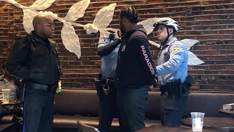 Οργή στις ΗΠΑ: Συνέλαβαν Αφροαμερικανούς επειδή τόλμησαν... να περιμένουν στην ουρά των Starbucks!