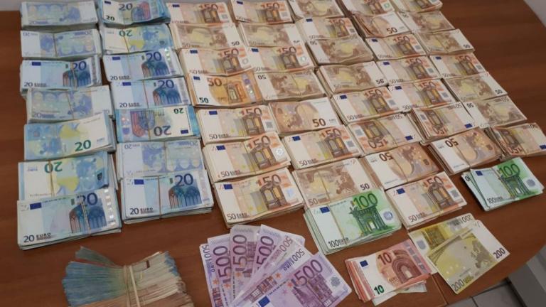 Θεσσαλονίκη: Πατέρας και γιος έκρυβαν όπλα και 250.000 ευρώ 