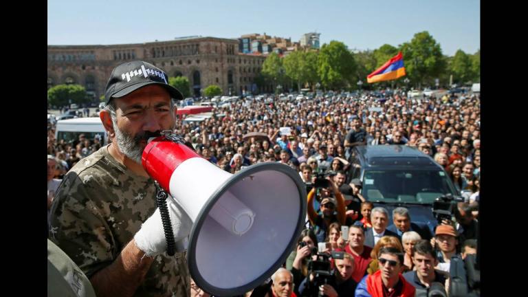 Αρμενία: Νικόλ Πασινιάν: Ο 42χρονος πρώην δημοσιογράφος που έχει κάνει φυλακή αναλαμβάνει το τιμόνι της χώρας