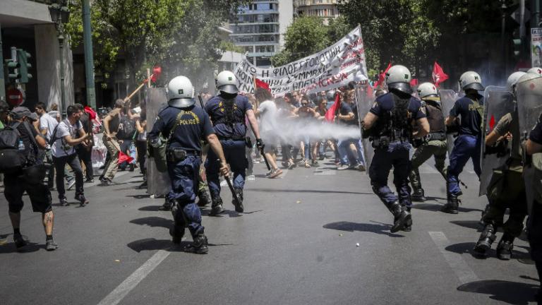 Επεισόδια στο κέντρο της Αθήνας: Κουκουλοφόροι πραγματοποίησαν καταδρομική επίθεση και πέταξαν αυγά στους συγκεντρωμένους διαδηλωτές της ΓΣΕΕ-ΑΔΕΔΥ-Φόβοι για νέα επεισόδια (ΦΩΤΟ)