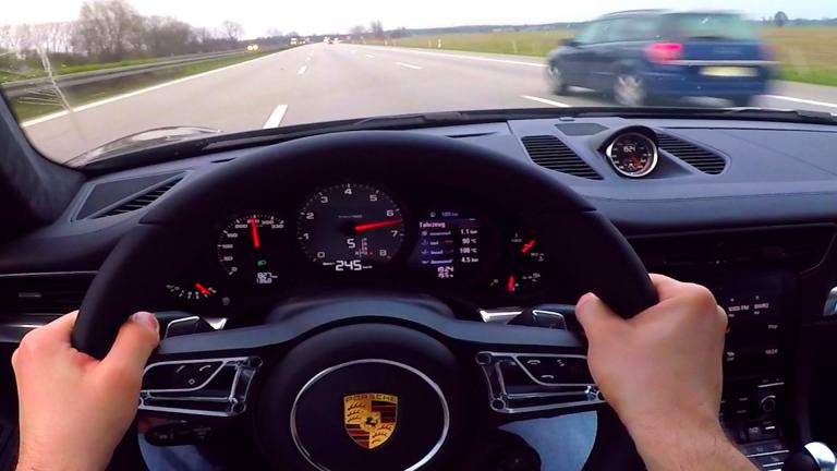 Ανεγκέφαλος οδηγούσε  την Porsche με 300 χλμ.στον ΒΟΑΚ και μετέδιδε live στο Facebook