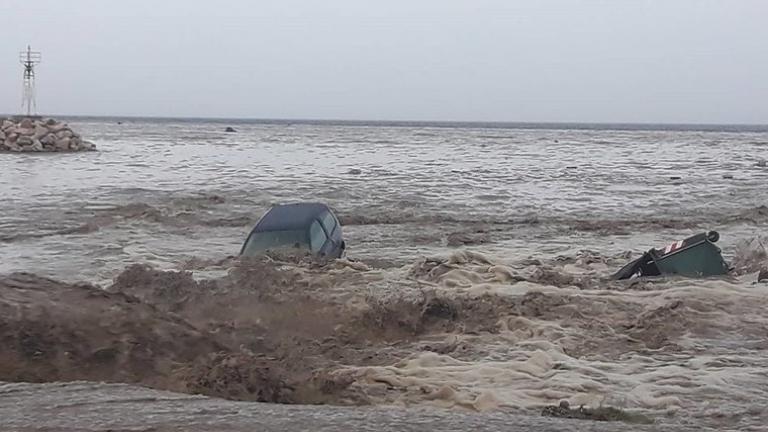 Χαλκιδική: Τα νερά παρέσυραν αυτοκίνητο με δύο επιβάτες! (ΦΩΤΟ)