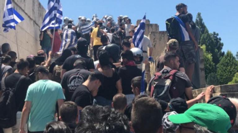 Ξεκίνησε η διαδήλωση στο Σύνταγμα με ελληνικές σημαίες και το αστέρι της Βεργίνας (ΦΩΤΟ-ΒΙΝΤΕΟ)