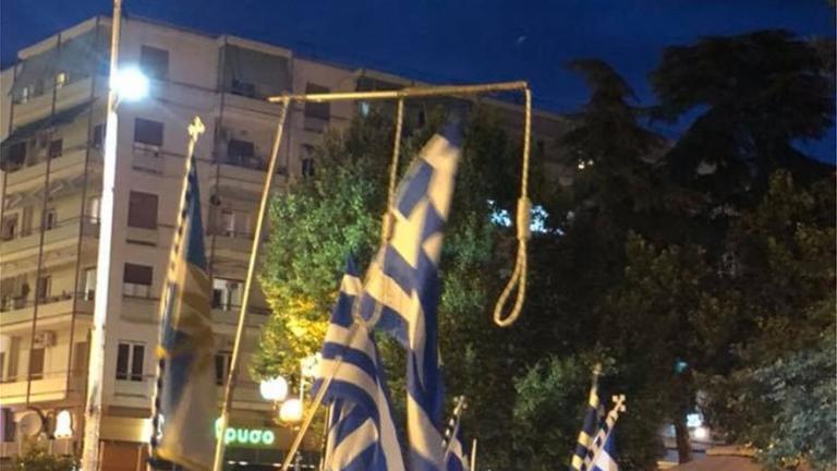 Αγριεύει η κατάσταση: Διαδήλωση κατά ΣΥΡΙΖΑ-ΑΝΕΛ με... κρεμάλες! (ΒΙΝΤΕΟ)