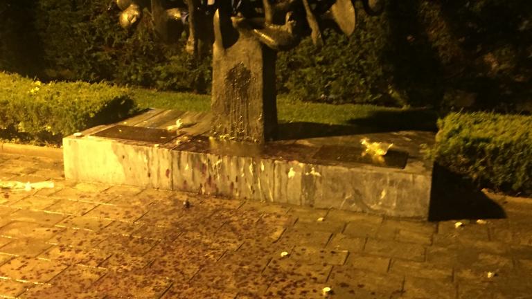 Ακραία ναζιστικά στοιχεία βεβήλωσαν το μνημείο του Ολοκαυτώματος στη Θεσσαλονίκη