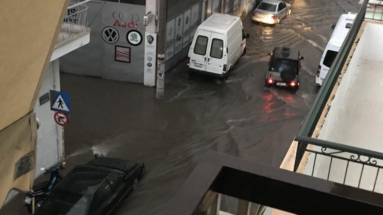 Σφοδρή καταιγίδα πλήττει αυτή την ώρα την Αθήνα και την ευρύτερη Αττική-Προβλήματα στο Κερατσίνι