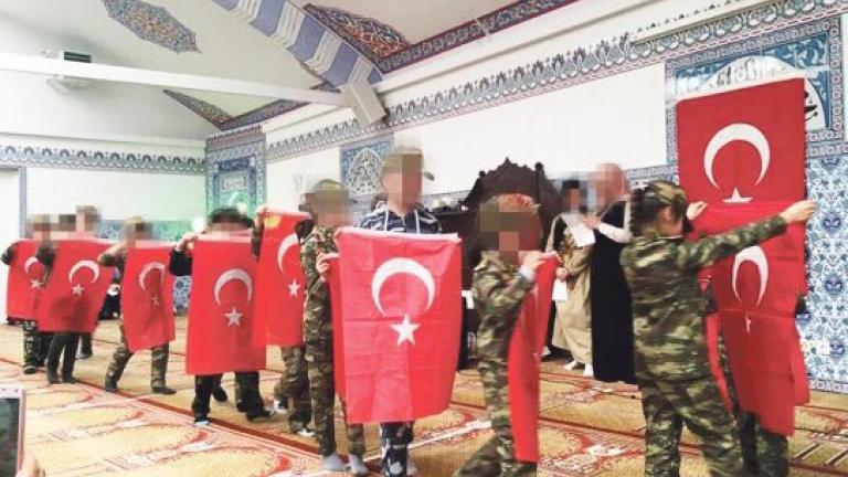 «Πόρτα» της Αυστρίας στην Τουρκία: Κλείνει τεμένη και απελαύνει ιμάμηδες-Η αναπαράσταση με παιδιά που δίχασε 