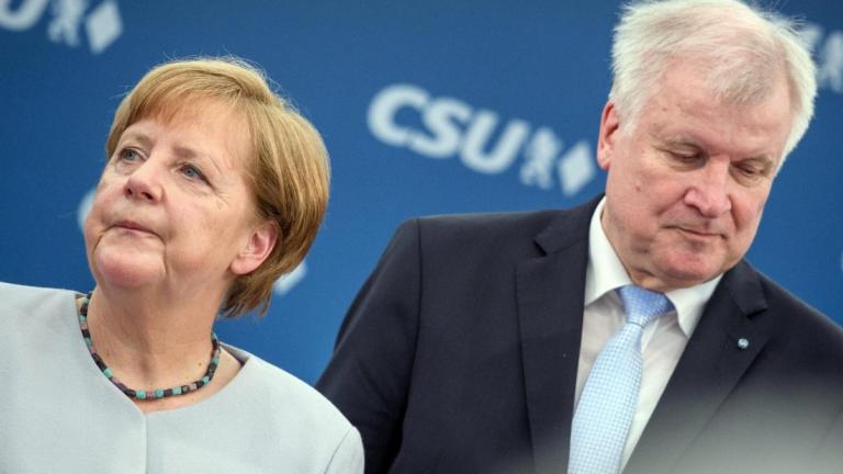 Απομακρύνθηκε ο κίνδυνος να "πέσει" η γερμανική κυβέρνηση: Μέρκελ και Ζεεχόφερ έφτασαν σε συμβιβασμό για το προσφυγικό