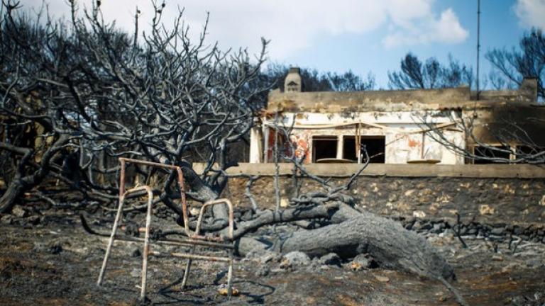 Μη κατοικήσιμα 908 σπίτια μετά τις φωτιές στην Ανατολική Αττική