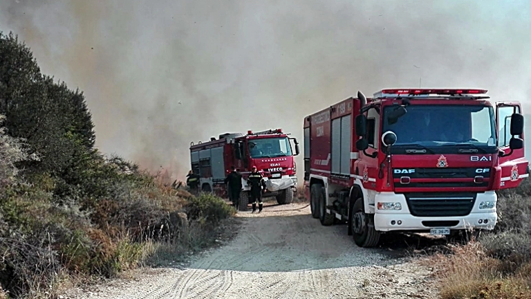 Τέθηκε υπό μέρικό έλεγχο η μεγάλη πυρκαγιά στην Ζάκυνθο, ολονύχτια μάχη αναμένεται σε Πάρο-Εύβοια