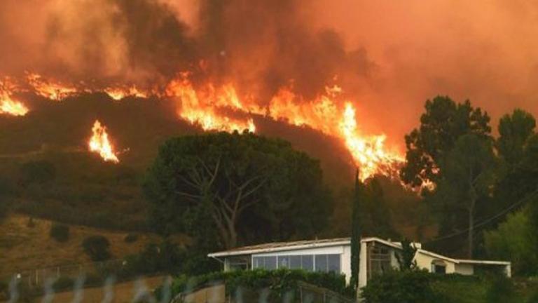 ΗΠΑ: Ένας νεκρός από ανεξέλεγκτη πυρκαγιά, μεγάλες καταστροφές στην Καλιφόρνια