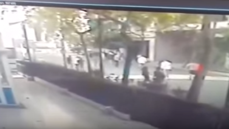 Ντοκουμέντο: Βίντεο με την στιγμή της επίθεσης του Ρουβίκωνα στο ΥΠΕΞ 