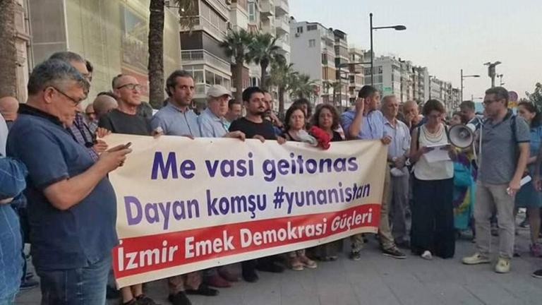 Συγκέντρωση συμπαράστασης Τούρκων στο ελληνικό προξενείο στη Σμύρνη για τα θύματα της πυρκαγιάς (ΦΩΤΟ-ΒΙΝΤΕΟ)
