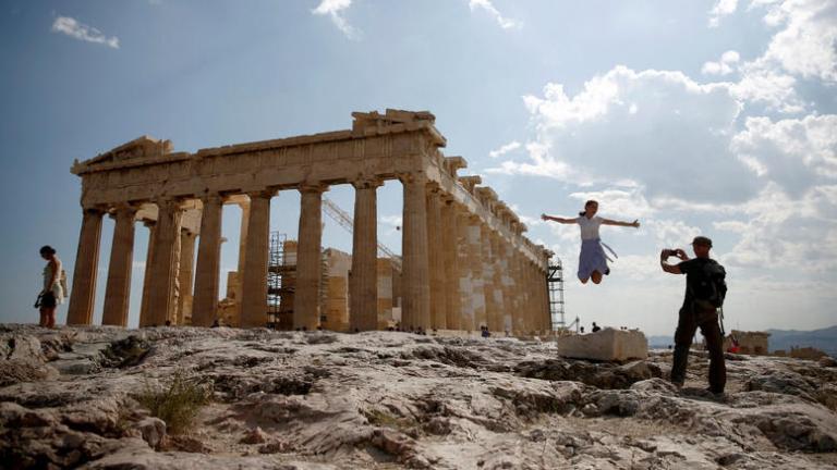 Ιπτάμενοι τουρίστες στην Ακρόπολη σε μια άκρως εντυπωσιακή φωτογραφία
