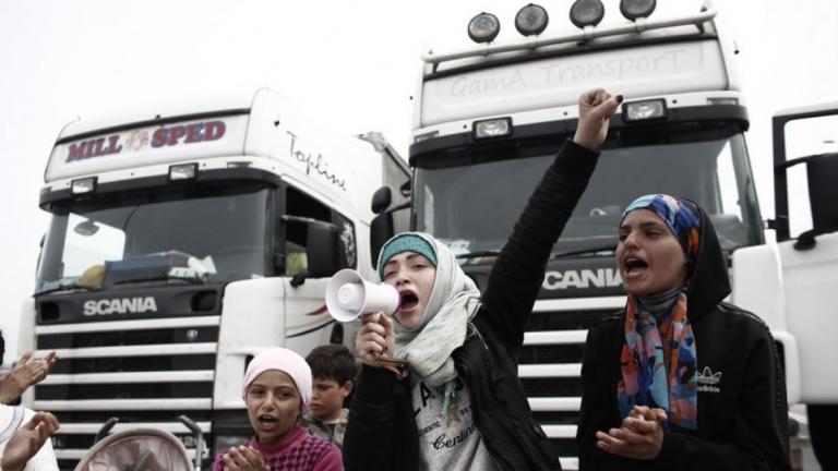 Πρόσφυγες εισήλθαν στον αυτοκινητόδρομο της Αθηνών-Λαμίας και μπλόκαραν για περισσότερες από τρεις ώρες, την κυκλοφορία-Ένταση με τους οδηγούς (ΒΙΝΤΕΟ)
