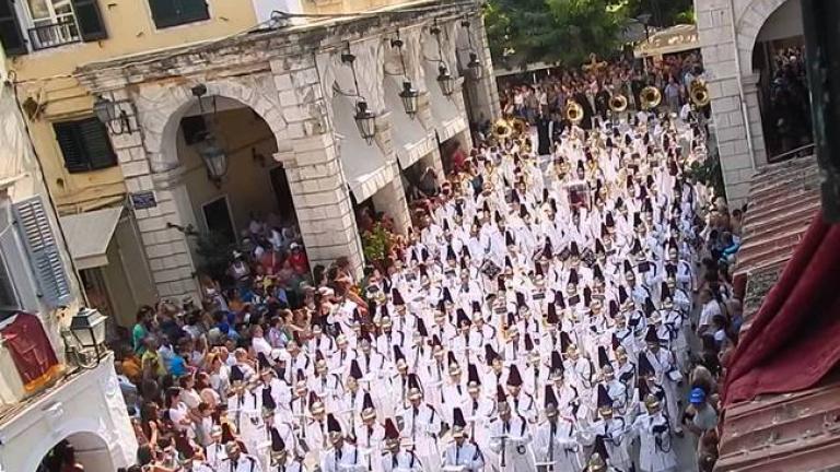 Κέρκυρα: Εκατοντάδες πιστοί από όλον τον κόσμο βρίσκονται στο νησί για τη μεγάλη θερινή λιτανεία του ιερού σκηνώματος του Αγίου Σπυρίδωνα 