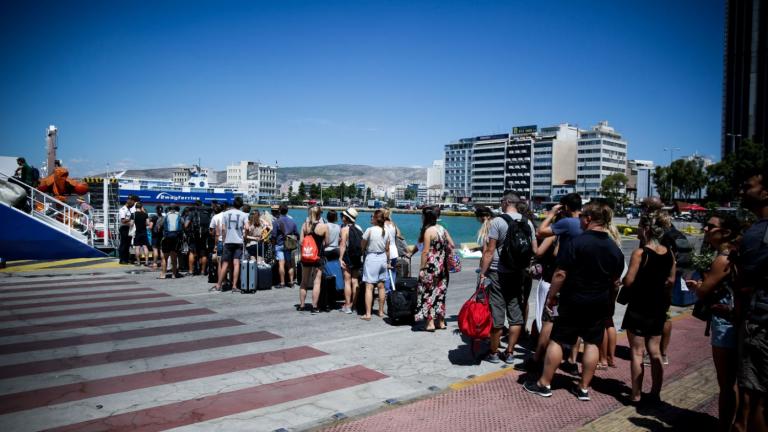 Δεκαπενταύγουστος: Άλλος για Χίο τράβηξε, άλλος για Σαντορίνη - Όπου φύγει φύγει οι Αθηναίοι - Live η κίνηση στο λιμάνι του Πειραιά