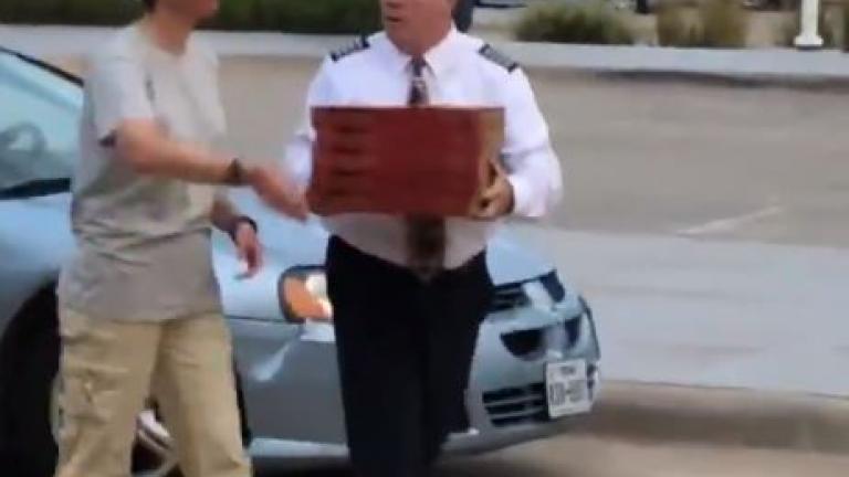 Κυβερνήτης αεροσκάφους κερνά πίτσα τους ταλαιπωρημένους επιβάτες