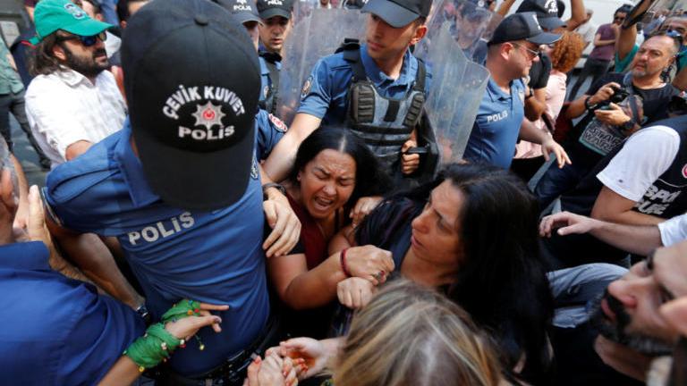 Τουρκία: Αστυνομικές δυνάμεις εμπόδισαν τη συγκέντρωση των «Μητέρων του Σαββάτου» 