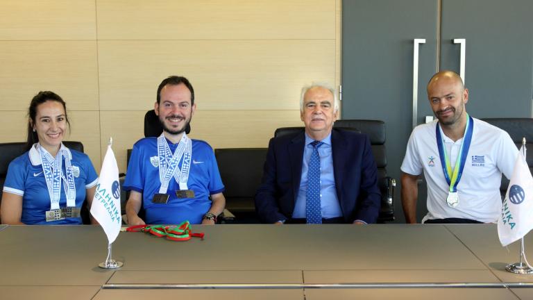 Από αριστερά, ο Χρυσός Παραολυμπιονίκης και Παγκόσμιος Πρωταθλητής στο άθλημα του Μπότσια κ. Γρηγόρης Πολυχρονίδης, έχοντας στο πλευρό του τη σύζυγο και Sport Assistant του κα Κατερίνα Πατρώνη, στο μέσον ο Πρόεδρος και Διευθύνων Σύμβουλος της ΕΛΠΕ κ. Ευστάθιος Τσοτσορός και δεξιά ο Παραολυμπιονίκης και Πρωταθλητής στην Κολύμβηση κ. Γεώργιος Σφαλτός. 