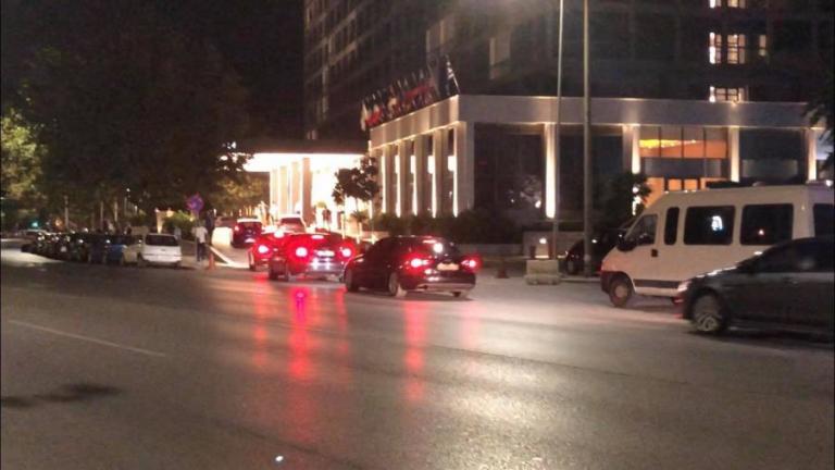 Βράδυ και υπό δρακόντεια μέτρα ασφαλείας έφτασε στη Θεσσαλονίκη ο Αλέξης Τσίπρας: Αεροσάφος, 11 ΙΧ και ασθενοφόρο 