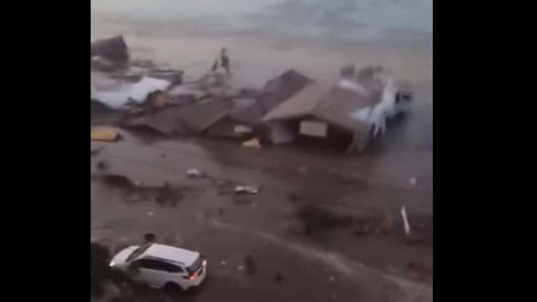 Βίντεο που σοκάρει: Τσουνάμι πνίγει την Ινδονησία μετά το σεισμό των 7,5 Ρίχτερ