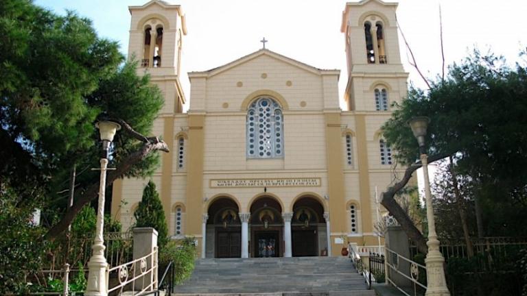 Άγνωστοι διέκοψαν λειτουργία σε εκκλησία στο κέντρο της Αθήνας φωνάζοντας συνθήματα