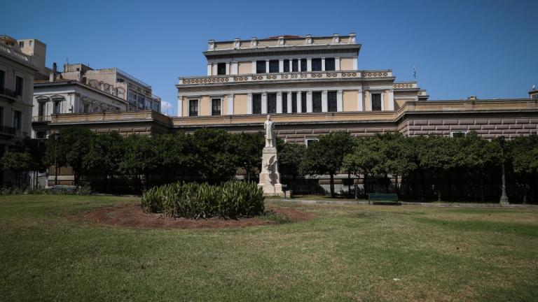 Συνελήφθησαν οι δύο γυναίκες που προξενούσαν φθορές με λάδι σε εκθέματα μουσείων στην Αθήνα. 