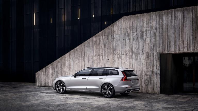 Το νέο Volvo V60, το premium wagon , είναι ένα πολυχρηστικό μεσαίο οικογενειακό νέας γενιάς με σπορ χαρακτήρα που απαντά στις προκλήσεις της σύγχρονης ζωής