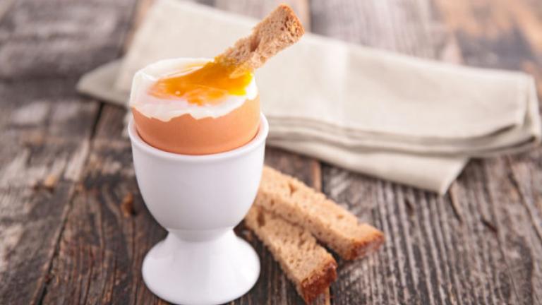 Βραστό αυγό: Πώς να το κάνετε ΑΚΡΙΒΩΣ όσο μελάτο ή σφιχτό θέλετε!