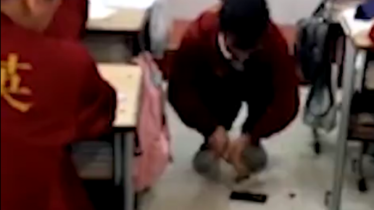 Καθηγητής υποχρεώνει μαθήτρια να σπάσει το κινητό της με σφυρί για τιμωρία και προκαλεί αντιδράσεις