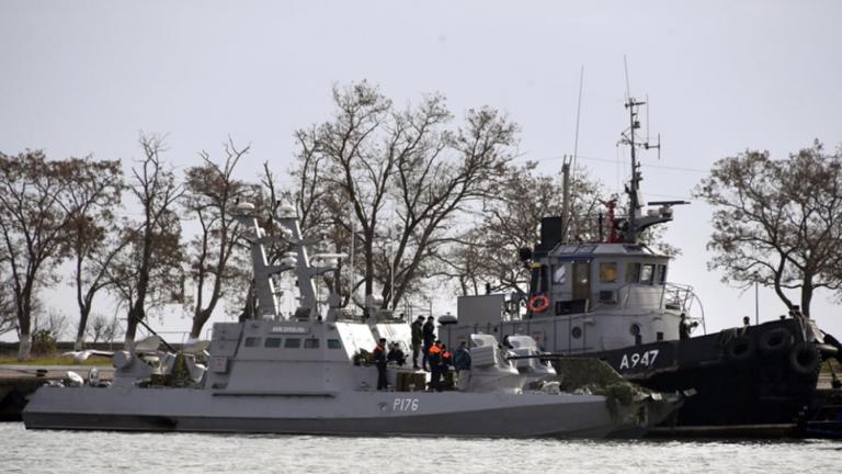 Την σύλληψη 24 Ουκρανών ναυτών που βρίσκονταν χθες πάνω στα τρία πλοία του ουκρανικού πολεμικού ανακοίνωσε η Ρωσία και η κατάσταση δείχνει να ξεφεύγει 