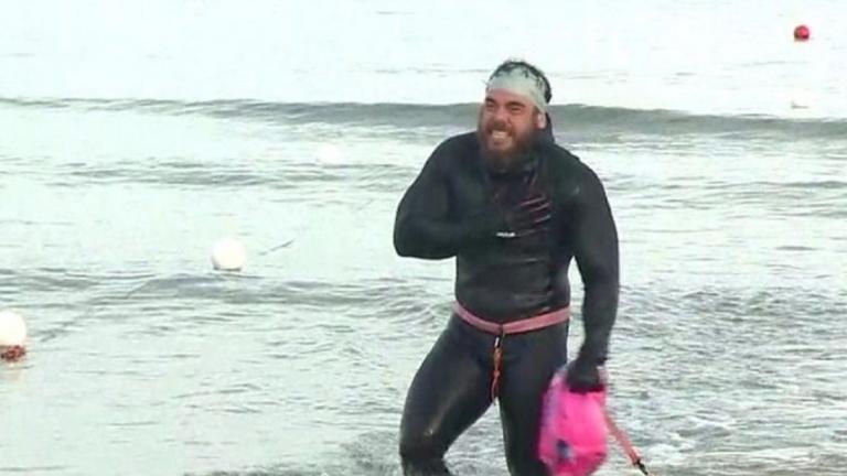 Βρετανία: 157 ημέρες στη θάλασσα, ένας 33χρονος έκανε κολυμπώντας τον γύρο του νησιού 
