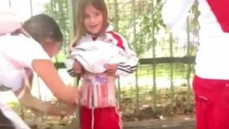 Ρίβερ-Μπόκα: Συνελήφθη η μητέρα που έδεσε φωτοβολίδες στο κοριτσάκι! (video)