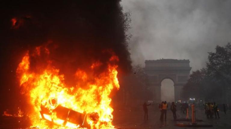 Πεδίο μάχης το Παρίσι - Εκατοντάδες συλλήψεις και τραυματίες στη διαδήλωση με τα «Κίτρινα Γιλέκα»