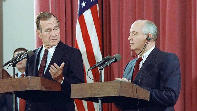 Ο Γκορμπατσόφ αποτίει φόρο τιμής στον Τζ. Μπους
