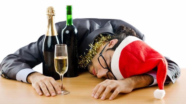 Χριστούγεννα, αλκοόλ και hangover: Συμβουλές για την επόμενη μέρα!