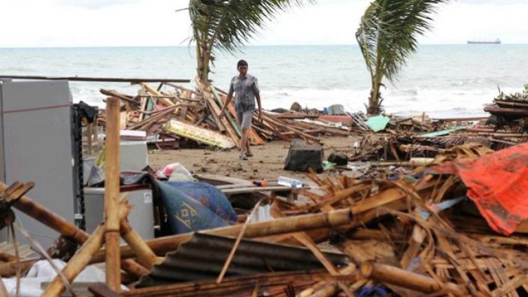 ΥΠΕΞ: Δεν υπάρχουν πληροφορίες για Έλληνες μεταξύ των θυμάτων της Ινδονησίας- Ξεπέρασαν κατά πολύ τους 200 οι νεκροί από το τσουνάμι– Υπάρχουν φόβοι για νέα φονικά κύματα -Συγκλονιστικές εικόνες 
