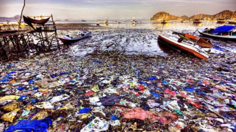 ΕΕ: Τα πλαστικά μιας χρήσης να εξαφανιστούν από την αγορά