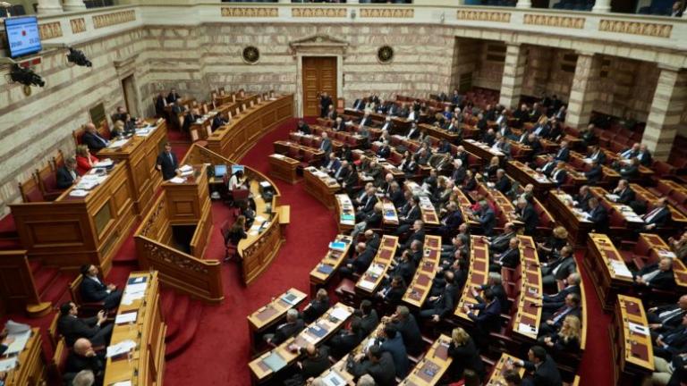 Σύγκρουση στη Βουλή για Πετσίτη - Προαναγγελία Ειδικού Δικαστηρίου - Δείτε live τη συζήτηση