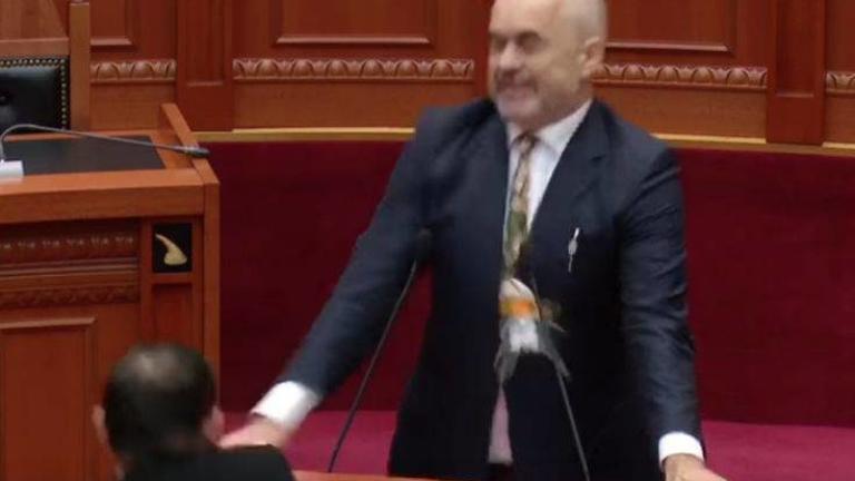 Αλβανία: Πέταξαν αυγά εντός βουλής στον Έντι Ράμα!
