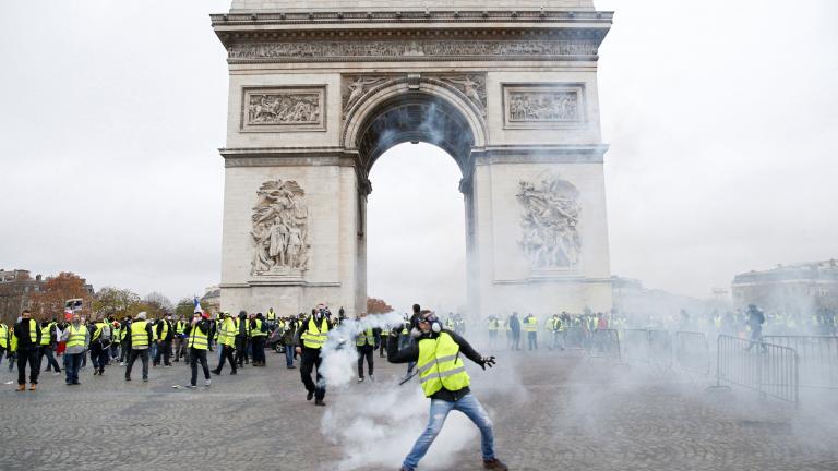 Συγκρούσεις αστυνομίας - διαδηλωτών, χημικά και δεκάδες συλλήψεις στο Παρίσι στη διαδήλωση των «κίτρινων γιλέκων»
